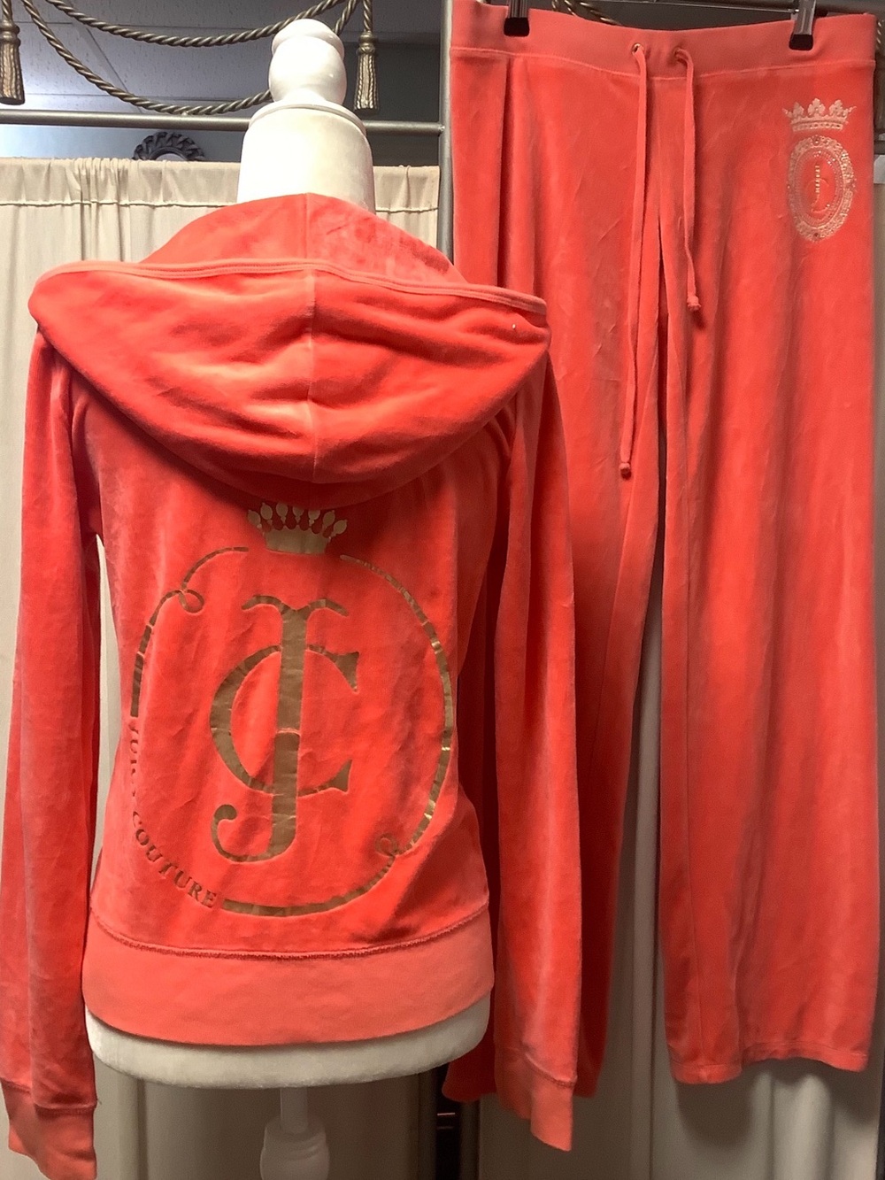 Juicy Couture 2011 Coral Velour Zip Up Hoodie & Pants 32 x 32 with Gold Logo